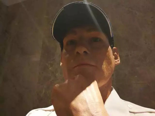 凌厲的眼神流轉(zhuǎn)，目光如炬，手掌的青筋清晰暴出，歲月的紋路無情橫亙&mdash;&mdash;樹脂雕塑《站崗》