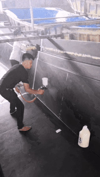 工人在FRP船模上噴涂蜜蠟HydroSpeed。它可以節省時間，勞動力和金錢！