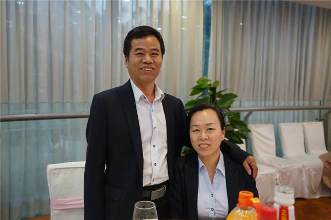 博皓家人們歡聚一堂，把酒言歡，開懷暢飲