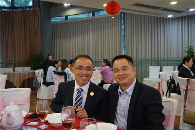 博皓家人們歡聚一堂，把酒言歡，開懷暢飲-2