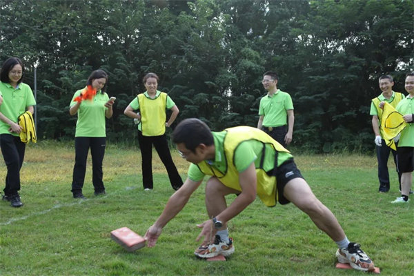 運動與激情碰撞，健康與快樂共享&mdash;廣東博皓第六屆運動會   -趣味接磚比賽