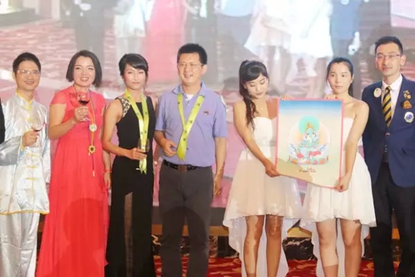 作品《唐卡》拍得善款18萬元!